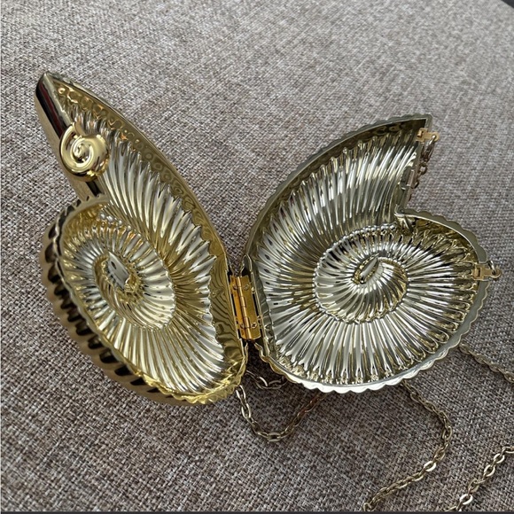 Gold Conch Shell Spiral Clutch Purse with chain - Picture 2 of 2